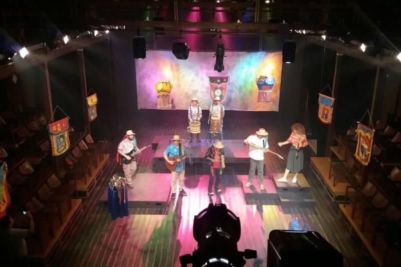 Com 30 anos de história, o Arraial do Pavulagem é uma das maiores expressões da cultura paraense. Para valorizar e fortalecer mais o trabalho dos artistas, a TV Cultura do Pará produziu o novo videoclipe do grupo, que estreia nesta terça-feira (29) no programa Sem Censura Pará, a partir das 14h30. Esta é a segunda vez que o Arraial ganha material produzido pela emissora.
FOTO: ASCOM FUNTELPA
DATA: 28.05.2018
BELÉM - PARÁ <div class='credito_fotos'>Foto: ASCOM FUNTELPA | <a href='/midias/2018/originais/8b2d3a4d-6b7d-49cc-9dde-575c9d10d03f.jpg' download><i class='fa-solid fa-download'></i> Download</a></div>