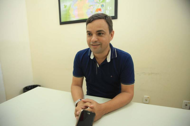 O estudante João Rabelo, 18 anos, começou a semana nesta segunda-feira, 3, comemorando sua primeira carteira de trabalho. O documento foi tirado na sede da Secretaria de Justiça e Direitos Humanos. “Foi tudo muito rápido, agendei em uma sexta-feira e pouco mais de uma  semana depois ela está aqui. Agora é só mostrar para o meu patrão e iniciar minha carreira de trabalhador em uma pousada”, disse o jovem. A carteira de João foi uma das 7.922 carteiras de trabalho emitidas pela Sejudh neste ano de 2018. Cerca de 60% delas foram no interior do estado, em mais de 40 municípios visitados pela Sejudh. “ Nosso diferencial é esse. Somos o único órgão que vai até o cidadão no interior, proporcionando esse serviço”, disse  Eliandro Kogempa (foto), diretor de Cidadania e Direitos Humanos da Sejudh. Há dois anos, as carteiras de trabalho passaram a ser informatizadas, com mais segurança ao cidadão e ao órgão emissor.  “O balanço que fazemos é positivo. Estamos com uma média de 30 agendamentos diários e entregamos a carteira de 3 a 4 dias úteis”, destacou Eliandro.

FOTO: THIAGO GOMES / AG. PARÁ
DATA: 03.12.2018
BELÉM - PARÁ <div class='credito_fotos'>Foto: Thiago Gomes /Ag. Pará   |   <a href='/midias/2018/originais/8b351b0b-a9a4-4a35-8e66-9a7e8568a82c.jpg' download><i class='fa-solid fa-download'></i> Download</a></div>