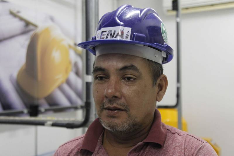Em busca de capacitação e qualificação para o mercado de trabalho, 40 internos da Central Metropolitana II (CTM II) participam do curso de Construção Civil com Edificações Prediais, oferecido pelo Serviço Nacional de Aprendizagem Industrial (Senai), em parceria com a Superintendência do Sistema Penitenciário do Estado (Susipe). O curso terá 260 horas de duração, com aulas diárias, dentro de uma unidade móvel do Senai, no Complexo Penitenciário de Ananindeua. A carreta é estruturada com simuladores eletrônicos e hidráulicos, e salas de aula multimídia, com computadores e datashow para um ensino interativo. Essa é a primeira vez que a Central oferece um curso na área de construção civil, com o objetivo de qualificar internos custodiados. “Também é a primeira vez que a carreta-escola do Senai vem a uma Central de Triagem para desenvolver esse tipo de trabalho. Hoje, temos aqui vários presos sentenciados, e esta é uma forma de permitir que eles possam remir suas penas”, disse a diretora da casa penal, Mylene Fonseca. Na foto, o interno Manoel Silva, 46 anos.
FOTO: AKIRA ONUMA / ASCOM SUSIPE
DATA: 29.05.2018
BELÉM - PARÁ <div class='credito_fotos'>Foto: Akira Onuma / Ascom Susipe | <a href='/midias/2018/originais/8b36dead-fff8-4947-850f-7bfe3f2a3fe6.jpg' download><i class='fa-solid fa-download'></i> Download</a></div>