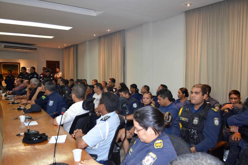 Representantes de 22 guardas municipais instaladas no Estado do Pará se reuniram com o secretário de Estado de Segurança Pública e Defesa Social, Luiz Fernandes, na tarde desta quinta-feira (26), em Belém, para propor ações destinadas a intensificar a segurança. Trinta municípios possuem guardas para o policiamento local. Também participaram do encontro, na sede da Secretaria de Estado de Segurança Pública e Defesa Social (Segup), o presidente da Assembleia Legislativa do Estado do Pará, deputado Márcio Miranda, o deputado estadual Coronel Neil e um representante do Sindicato dos Guardas Municipais do Estado.
FOTO: ASCOM SEGUP
DATA: 26.04.2018
BELÉM - PARÁ <div class='credito_fotos'>Foto: Ascom Segup | <a href='/midias/2018/originais/8b37afbe-a18d-49be-ac3a-84adf92c0bf7.jpg' download><i class='fa-solid fa-download'></i> Download</a></div>
