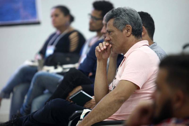 Comunicadores, estudantes, profissionais de diversas áreas e representantes movimentos de mulheres da região do Xingu tiveram a oportunidade de discutir sobre a cobertura da mídia nos casos de violência contra a mulher. O tema Mídia e Feminicídio, encerrou o primeiro dia do Publicom - Encontro de Comunicação do Pará, na noite desta quinta-feira, 12, na sede da Associação Comercial, Industrial e Agro Pastoril de Altamira (Aciapa), em Altamira.
FOTO: MARCELO LELIS / AG. PARÁ
DATA: 12.04.2018
ALTAMIRA - PARÁ <div class='credito_fotos'>Foto: Marcelo Lelis / Ag. Pará | <a href='/midias/2018/originais/8b3a4402-f9b7-4157-a74a-7c99a58ef476.jpg' download><i class='fa-solid fa-download'></i> Download</a></div>