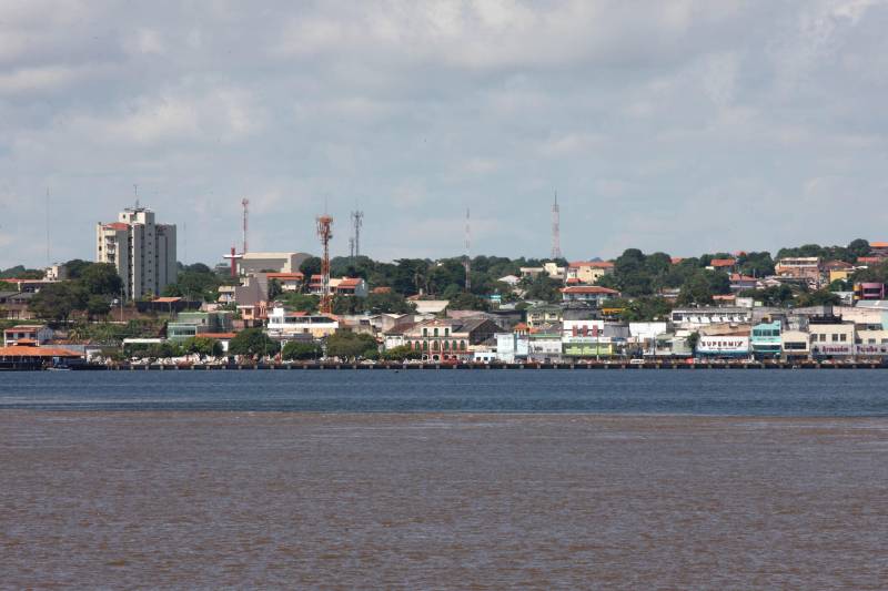 A cidade de Santarém, região do Baixo Amazonas, estará em festa nesta sexta (22), quando completará 357 anos de existência. Às vésperas do aniversário, nesta quinta-feira (21), a população ganha uma maratona de shows culturais promovidos na Praça de Eventos da cidade, com início a partir das 18h.
FOTO: CRISTINO MARTINS / ARQUIVO AG. PARÁ
DATA: 21.06.2018
SANTARÉM - PARÁ <div class='credito_fotos'>Foto: Cristino Martins/Ag. Pará | <a href='/midias/2018/originais/8b3d5016-e6dc-4699-a2a7-1330b56fa9da.jpg' download><i class='fa-solid fa-download'></i> Download</a></div>