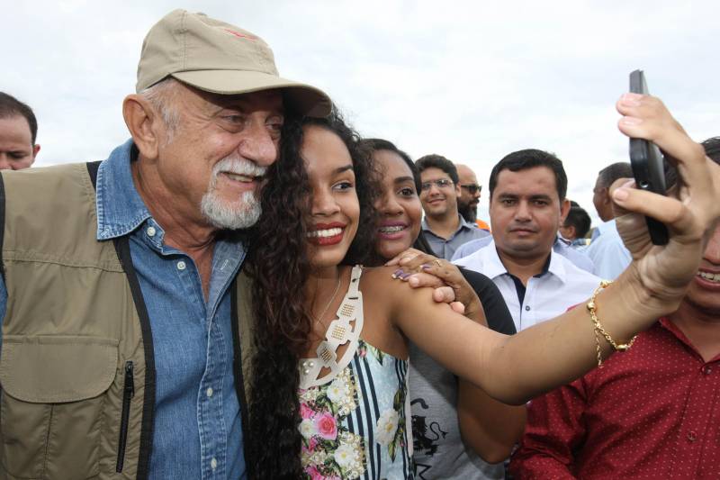 Onze municípios do sul e sudeste paraense recebem recursos do Estado para recuperar ruas e vicinais atingidas pelas enchentes e fortes chuvas que caem na região. Em agenda oficial nesta sexta-feira (6), o governador Simão Jatene (foto) assinou, pela manhã, no Parque de Exposições Valeu Boi Leilões, em Rio Maria, os convênios que garantem o repasse de cerca de R$ 4 milhões. As obras de caráter emergencial serão executadas pelas prefeituras em parceria com a Secretaria de Estado de Transportes (Setran). O objetivo é recuperar a trafegabilidade nessas localidades e assegurar o direito de ir e vir da população. Na manhã desta sexta, foram assinados nove convênios, com os municípios de Redenção, Pau D’Arco, São Félix do Xingu, Santa Maria das Barreiras, Tucumã, Água Azul do Norte, Xinguara, Bannach e Rio Maria. Além da Setran, participam da ação o Centro Regional de Governo do Sudeste do Pará e a Defesa Civil. “O valor do investimento em cada município vai depender da necessidade verificada pelas equipes do Estado e das prefeituras. O recurso não será usado para reconstruir vias, mas para restabelecer a trafegabilidade”, disse o secretário de Transportes, Kléber Menezes.
FOTO: ANTÔNIO SILVA / AG. PARÁ
DATA: 06.04.2018
RIO MARIA - PARÁ <div class='credito_fotos'>Foto: Antônio Silva/Ag. Pará | <a href='/midias/2018/originais/8b4126b0-b843-4c3e-9d94-0932ba8873ec.jpg' download><i class='fa-solid fa-download'></i> Download</a></div>