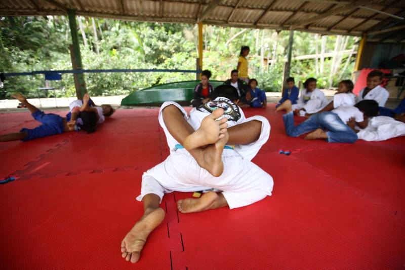 Na ilha de Urubuoca, 60 alunos do ensino fundamental, praticam artes marciais cujos instrutores são os próprios policiais da companhia. É o projeto “Ribeirinhos da Paz” constituído pelo Grupamento da Polícia Militar. O atendimento das comunidades já recebeu o reconhecimento de várias instituições, e recebe visitas de policiais de outras corporações, e atletas que se identificam com o projeto, como exemplo Michel Trator e referências do jiu-jitsu.
FOTO: MARCELO LELIS / AG. PARÁ
DATA: 27.04.2018
BELÉM - PARÁ <div class='credito_fotos'>Foto: Marcelo Lelis / Ag. Pará | <a href='/midias/2018/originais/8b43c8b1-f7d5-47b9-8994-3458167e74ae.jpg' download><i class='fa-solid fa-download'></i> Download</a></div>