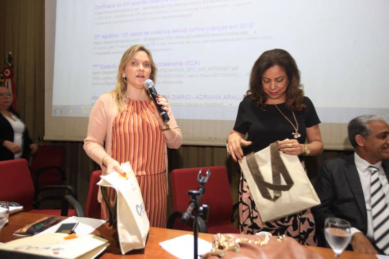 O Comitê de Enfrentamento à Violência Sexual Contra Crianças e Adolescentes, o Ministério Público do Pará, a Fundação Pro Paz e outras instituições parceiras realizaram na manhã desta sexta-feira (18) uma “Ciranda pelos direitos sexuais de crianças e adolescentes”, no auditório do MP, em Belém. A programação foi alusiva a 18 de Maio, Dia Nacional de Enfrentamento à Exploração e ao Abuso Sexual Contra Crianças e Adolescentes. O objetivo do evento foi debater com crianças e adolescentes a temática, enfatizando o respeito aos direitos desse segmento. A promotora Leane Barros Fiuza de Melo (e), coordenadora do Centro de Apoio Operacional da Infância e Juventude do Ministério Público, ressaltou a importância de somar esforços nesta luta.
FOTO: RODOLFO OLIVEIRA / AG. PARÁ
DATA: 18.05.2018
BELÉM - PARÁ <div class='credito_fotos'>Foto: Agência Pará | <a href='/midias/2018/originais/8b47c523-f29d-4452-baa2-208d9df7fd3d.jpg' download><i class='fa-solid fa-download'></i> Download</a></div>