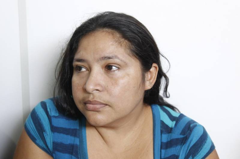 A detenta Adriane da Silva Noronha, 42 anos, descobriu o câncer no colo do útero há cinco anos. Por vergonha de fazer o exame preventivo, ela já descobriu a doença em estágio avançado. “Foram os piores anos da minha vida. Eu cheguei bem perto de morrer, simplesmente porque não ia no médico e não cuidava da minha saúde. Naquela época, eu achava que nunca ia ter nada, e morria de vergonha de ir ao médico fazer esse exame. Hoje, falo para todas as minhas colegas o quanto é importante elas darem atenção à saúde. É um exame tão rápido e que pode salvar uma vida”, relata Adriane Noronha, cujo alerta abriu a programação especial alusiva ao Dia Internacional da Mulher, destinada às internas custodiadas no Centro de Recuperação Feminino (CRF), em Ananindeua, na Região Metropolitana de Belém. O evento ocorreu na Unidade Básica de Saúde (UBS), que funciona dentro do centro de detenção, com o objetivo de orientar as presas sobre a prevenção do câncer de colo do útero. As detentas assistiram a palestras com enfermeiras, assistentes sociais e psicólogas da unidade, recebendo orientações sobre prevenção do câncer de colo do útero e a importância do exame Papanicolau, que tem o objetivo de detectar precocemente células cancerosas no colo do útero. O exame deve ser realizado em todas as mulheres de 21 a 65 anos, pelo menos uma vez ao ano. Na foto, Josiane Silva, 30 anos.
FOTO: AKIRA ONUMA
DATA: 08.03.2018
BELÉM - PARÁ <div class='credito_fotos'>Foto: Akira Onuma / Ascom Susipe | <a href='/midias/2018/originais/8b4f8017-4ef0-4f15-b87a-d450a67ffc76.jpg' download><i class='fa-solid fa-download'></i> Download</a></div>