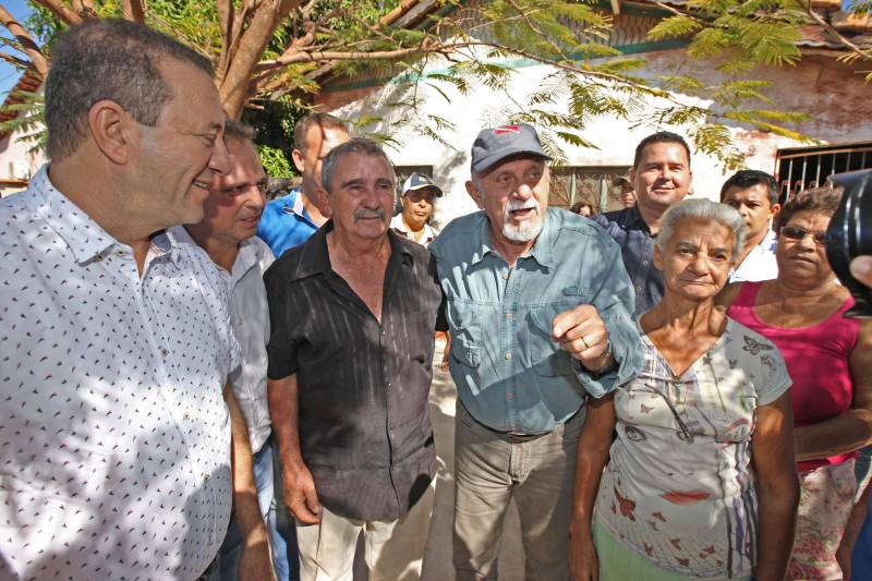 Há 35 anos a dona de casa Guardiana Feitosa é moradora da Rua 15 de Novembro, em Floresta do Araguaia, sul do Pará. Há pelo menos cinco deles não colocava as cadeiras em frente de casa para um bate papo de final de tarde. "Era lama no inverno e poeira no verão, não dava pra ficar aqui na frente", diz Guardiana. "Agora o asfalto chegou, mudou tudo". A 15 de Novembro é uma das mais importantes ruas de Floresta do Araguaia. Abriga três igrejas, três escolas e creches e cerca de 30 pontos comerciais. Cerca de quinhentos moradores vivem ali. O Asfalto na Cidade, programa do Governo do estado que tem como principal objetivo ampliar a mobilidade e acessibilidade nas áreas urbanas do Estado, chegou à Floresta do Araguaia asfaltando a Rua 15 de Novembro e outras seis vias próximas, num total de três quilômetros de asfalto de qualidade superior, além de meio fio. O governador Simão Jatene (foto) foi à Floresta do Araguaia entregar as obras à comunidade. Com ele, estavam o senador Flexa Ribeiro (PSDB/PA); a secretária Extraordinária de Municípios Sustentáveis; Izabela Jatene, o presidente da Assembleia Legislativa do estado, deputado Márcio Miranda; os deputados Cilene Couto e Celso Sabino e o ex-governador Carlos Santos.
FOTO: ANTÔNIO SILVA / AG. PARÁ
DATA: 25.06.2018
FLORESTA DO ARAGUAIA - PARÁ <div class='credito_fotos'>Foto: Antônio Silva/Ag. Pará | <a href='/midias/2018/originais/8b56da34-5b8b-470e-8bd2-64eaacd377f5.jpg' download><i class='fa-solid fa-download'></i> Download</a></div>