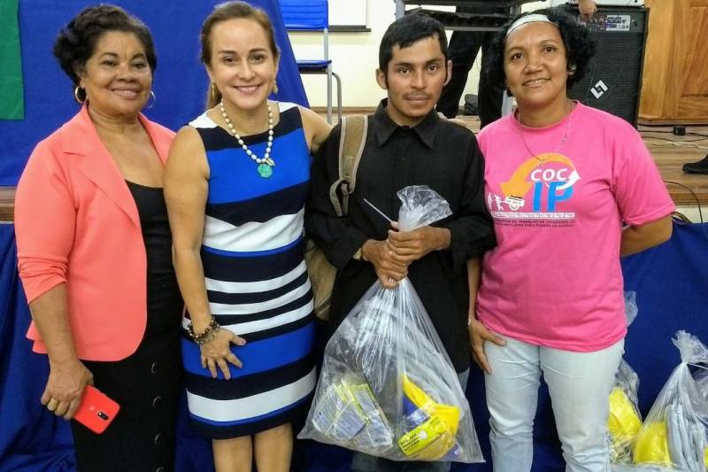 Nesta quinta-feira (8) foram entregues os certificados do curso de “Capacitação em economia solidária, cooperativismo, autogestão, cadeia produtiva de resíduos e informática” para catadores de materiais recicláveis da rede CentPará. Eles receberam, ainda, kits de equipamentos de proteção individual (EPIs). Na foto, a titular da Seaster, Ana Cunha.
FOTO: ASCOM SEASTER
DATA: 08.02.2018
BELÉM - PARÁ <div class='credito_fotos'>Foto: Ascom Seaster | <a href='/midias/2018/originais/8b612c2a-2785-4a19-a56c-34229b499d7e.jpg' download><i class='fa-solid fa-download'></i> Download</a></div>