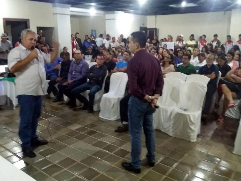 O Centro Regional de Governo do Baixo Amazonas realizou na noite de quarta feira (23), no município de Itaituba, na região do Tapajós, um encontro com representantes do governo local - Prefeitura e Câmara de Vereadores, setor produtivo, sindicatos, estudantes e demais representantes da sociedade civil organizada para apresentar o processo de Governança Pública Compartilhada, que está sendo desenvolvido pelo Governo do Estado, por meio da Secretaria Extraordinária de Municípios Sustentáveis (Semsu), em parceria com o Programa das Nações Unidas para o Desenvolvimento (PNUD). O processo de Governança Pública Compartilhada compõe uma das estruturas do programa estratégico do Governo denominado Pará Sustentável, cujas ações são desenvolvidas sob responsabilidade da Secretaria Extraordinária de Estado de Municípios Sustentáveis (Semsu). A inserção do PNUD faz parte de acordo firmado, com o Governo do Pará, por meio de Termo de Cooperação Técnica. Na foto, secretário regional de Governo, Olavo das Neves (camisa cor de vinho).

FOTO: SAMUEL ALVARENGA / SECOM
DATA: 24.05.2018
ITAITUBA - PARÁ <div class='credito_fotos'>Foto: Samuel Alvarenga / Secom   |   <a href='/midias/2018/originais/8b67f333-f6a1-41c4-a3af-71fdd2f3b52f.jpg' download><i class='fa-solid fa-download'></i> Download</a></div>
