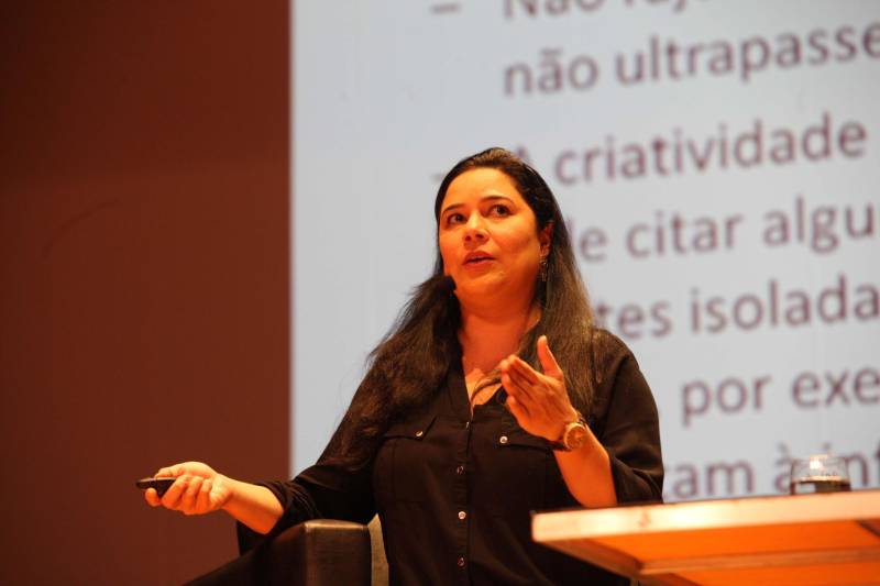 Todas as pessoas que deixaram o teatro onde acontece o Publicom Belém 2018 saíram animadas com o primeiro dia de evento, que encerrou às 20h desta segunda-feira (11). Ter a oportunidade de conhecer mais sobre temas atuais, conhecer de perto profissionais de sucesso da área de comunicação e trocar experiências com estudantes e outros profissionais da área foram os benefícios mais citados por quem participou do evento, que já acontece desde 2013. Na foto, a jornalista Luciana Abade.
FOTO: RODOLFO OLIVEIRA / AG. PARÁ
DATA: 11.06.2018
BELÉM - PARÁ <div class='credito_fotos'>Foto: Rodolfo Oliveira/Ag. Pará | <a href='/midias/2018/originais/8b6be85e-6130-4e74-beff-4a0a607896b6.jpg' download><i class='fa-solid fa-download'></i> Download</a></div>