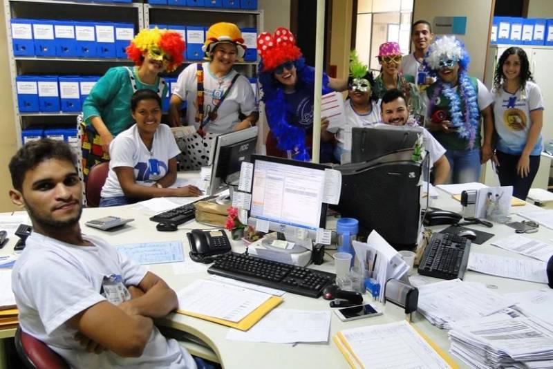 Quando saiu de casa para fazer um exame de raio X no Hospital Regional Público da Transamazônica (HRPT), em Altamira, oeste do Pará, Odir de Oliveira, 47 anos, não imaginou que acabaria participando de um “bloco de Carnaval”. Além de fazer o exame, ele assistiu à ação do Grupo de Trabalho de Humanização (GTH) do hospital, que nesta sexta-feira (09) animou os corredores da unidade cantando marchinhas e conscientizando pacientes, acompanhantes e funcionários sobre a importância da doação de sangue. Até quem não é muito entusiasta da folia aprovou a iniciativa.

FOTO: ASCOM HRPT
DATA: 09.02.2018
BELÉM - PARÁ <div class='credito_fotos'>Foto: ASCOM HRPT   |   <a href='/midias/2018/originais/8b6c255b-351d-40c4-b716-350ead6ddbd5.jpg' download><i class='fa-solid fa-download'></i> Download</a></div>