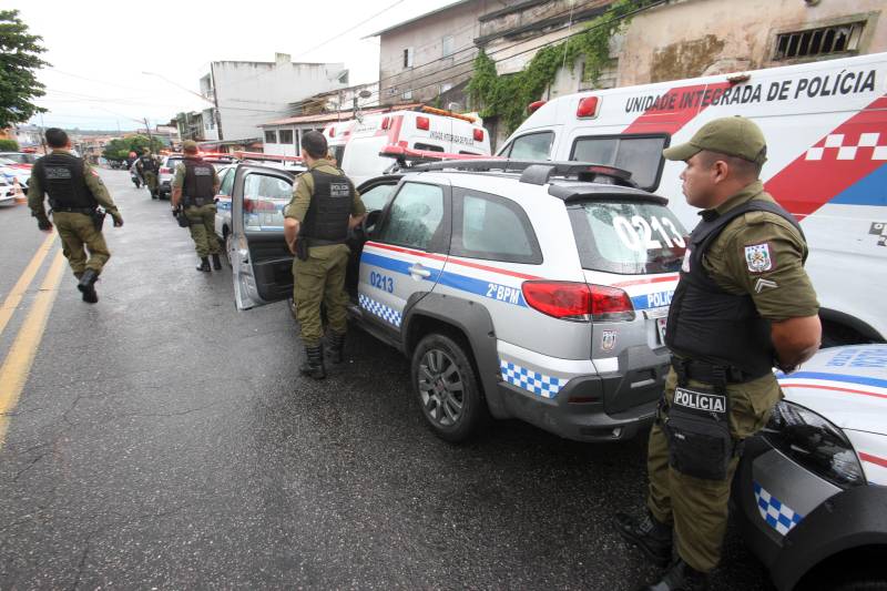 Durante todo o dia a Polícia Militar do Pará tem aumentado o número de operações que realiza em Belém e região metropolitana. Nesta quinta-feira (3), o 2º Batalhão da PM percorreu os bairros de Canudos, Terra Firme, Cidade Velha, Jurunas e Sacramenta realizando diversas operações, entre elas a “Polícia no Meu Bairro”, que previne a criminalidade no centro comercial de Belém e nos grandes corredores da capital, e a “Saturação”, que visa reprimir os crimes de tráfico de drogas, roubo e furto. Mais de 20 policiais trabalham para percorrer trechos onde a mancha criminal é alta nessas localidades, objetivando, principalmente, inibir os crimes. “Depois da ordem do Governador do Estado em trazer policiais da atividade meio para a atividade fim, ou seja, diminuir o número de PMs na atividade administrativa, aumentamos o nosso contingente, dando mais ostensividade ao trabalho. Hoje estamos nas ruas com 20 viaturas, o dobro do que tínhamos antes, tudo para diminuir os índices de violência e dar mais segurança ao cidadão”, explicou o tenente coronel Luiz Otávio Raiol, comandante do 2º Batalhão de Polícia Militar.
FOTO: MARCELO LELIS / AG. PARÁ
DATA: 03.05.2018
BELÉM - PARÁ <div class='credito_fotos'>Foto: Marcelo Lelis / Ag. Pará | <a href='/midias/2018/originais/8b770dc6-8a60-437e-aa07-c10345f5bf54.jpg' download><i class='fa-solid fa-download'></i> Download</a></div>