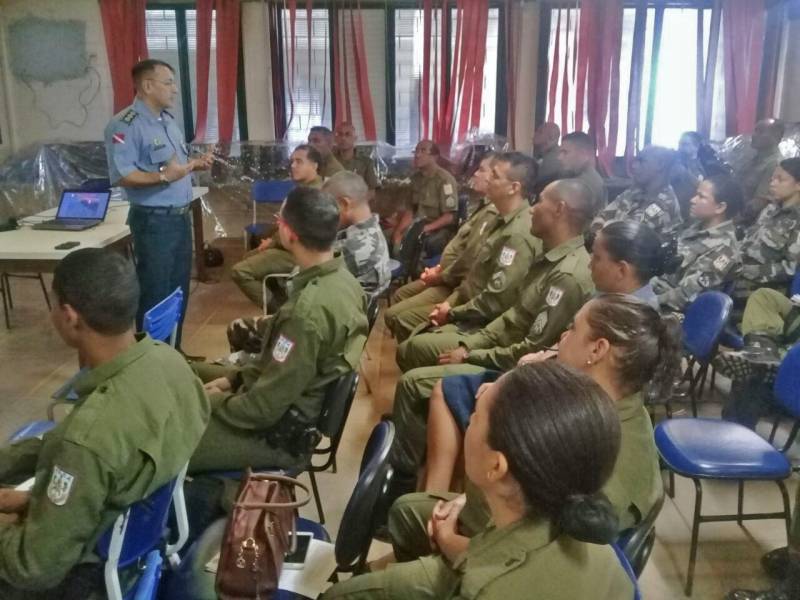 O Colégio Militar Rio Tocantins, em Marabá, no sudeste do Pará, deve começar as atividades no próximo semestre. As capacitações (foto) para implantação do 1º Colégio Militar do Estado, fora da capital, iniciaram esta semana com a equipe gestora e professores. Nesta terça-feira (24) foi a vez dos 42 policiais militares pré-selecionados cumprirem a primeira de três etapas da formação para desenvolver atividades na supervisão escolar. Na sequência, será feita uma reunião com o pessoal operacional da escola.
FOTO: KÉLIA SANTOS / CRGSP
DATA: 24.04.2018
MARABÁ - PARÁ <div class='credito_fotos'>Foto: KÉLIA SANTOS / ASCOM CRGSP | <a href='/midias/2018/originais/8b783ded-f548-4032-9639-fd79405faccc.jpg' download><i class='fa-solid fa-download'></i> Download</a></div>