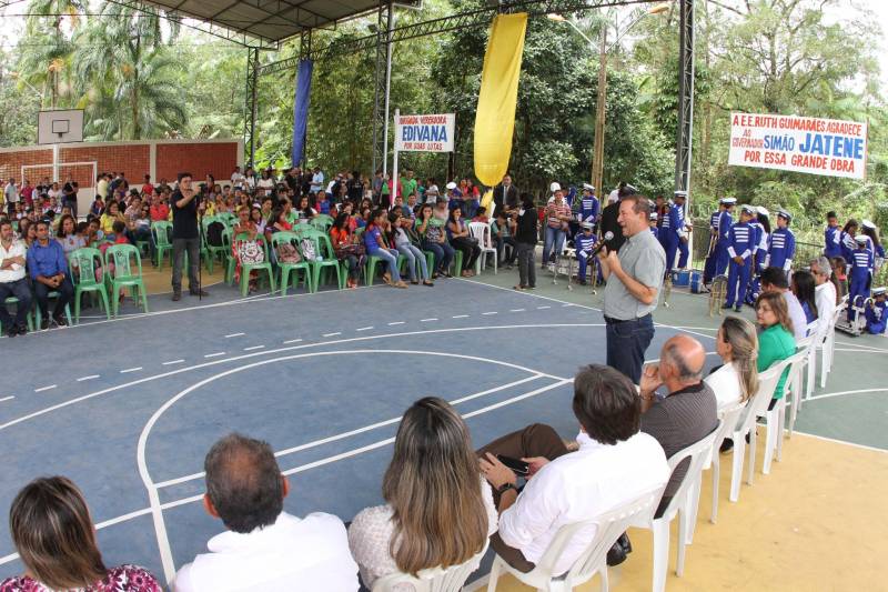 Um painel, no pátio da Escola Estadual de Ensino Médio Ruth Guimarães Ferreira, no distrito de Murinim, em Benevides, mostra 16 alunos da unidade aprovados nos últimos vestibulares. Desses, 12 irão estudar na Universidade Federal do Pará (UFPA). São os primeiros resultados de um processo que começou há nove meses, quando a escola entrou em reforma e ampliação. A nova “Ruth Guimarães Ferreira” foi entregue oficialmente nesta segunda-feira, 26, pelo governador Simão Jatene. Reformada e ampliada, a escola tem agora seis salas de aula; quatro laboratórios (multiuso, multidisciplinar, informática e de leitura); cozinha; refeitório e dispensa; quadra poliesportiva, vestiários feminino e masculino; área de convivência; sala para Atendimento Educacional Especializado (AEE) e acessos para pessoas com deficiência. Espaços de sobra para seus 892 alunos, distribuídos em três turnos do Ensino Médio. A obra custou R$ 2,446 milhões.
FOTO: CRISTINO MARTINS / AG. PARÁ
DATA: 26.03.2018
BENEVIDES - PARÁ <div class='credito_fotos'>Foto: Cristino Martins/Ag. Pará | <a href='/midias/2018/originais/8b871e3b-8789-48d3-a85c-89f2349d431f.jpg' download><i class='fa-solid fa-download'></i> Download</a></div>