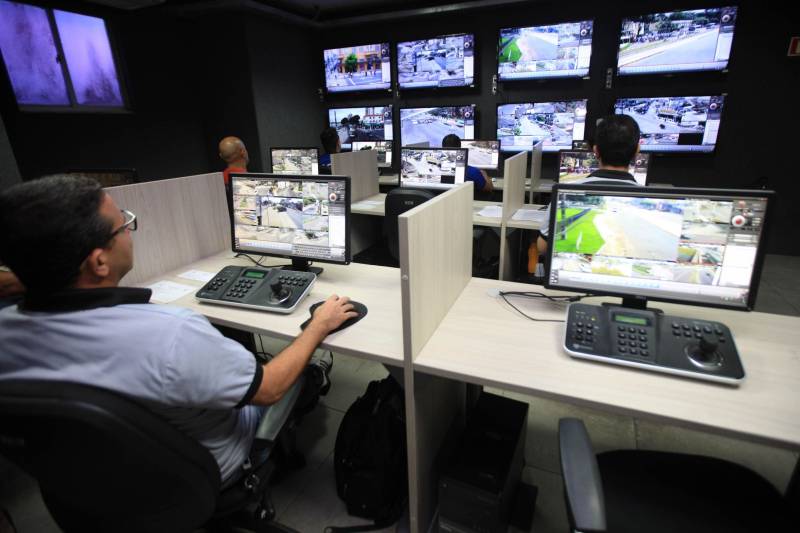 O 190 funciona para comunicação de urgências e emergências, ou seja, fatos que estejam em andamento ou tenham acabado de ocorrer, e é gerenciado pelo Centro Integrado de Operações (Ciop), que agrega todos os órgãos de segurança pública do Estado: Polícia Militar, Polícia Civil, Corpo de Bombeiros, Detran e a Superintendência do Sistema Penitenciário (Susipe).

FOTO: RODOLFO OLIVEIRA / AG. PARÁ
DATA: 24.05.2018
BELÉM - PARÁ <div class='credito_fotos'>Foto: Rodolfo Oliveira/Ag. Pará   |   <a href='/midias/2018/originais/8b9057e3-a382-4ee1-b5d4-6d1f730ff185.jpg' download><i class='fa-solid fa-download'></i> Download</a></div>