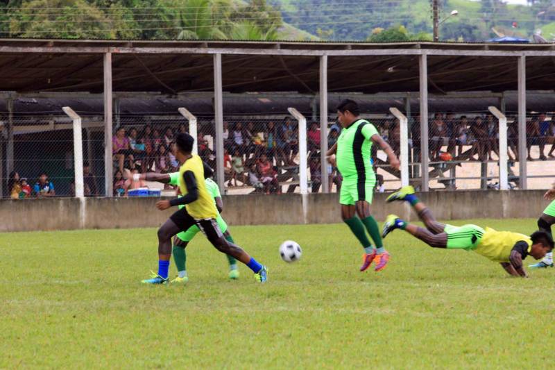 O que na aldeia é uma ferramenta de caça, na Semana dos Povos Indígenas vira uma das modalidades esportivas mais aguardadas. A competição de arco e flecha levou ao Estádio Municipal Turcão, no centro de São Félix do Xingu, município do sudeste do Pará, um dos símbolos da cultura dessas comunidades. Entre índios jovens, que saem na floresta à procura de comida, aos velhos caciques, que chefiam as aldeias, 15 participaram da competição, exibindo precisão e habilidade. Para eles, mais importante do que competir é poder estar a lado dos irmãos, que vêm de diversas partes do País para o evento. Um deles é Paulinho Juruna, 33 anos, que saiu do Estado do Mato Grosso e viajou por quase dois dias para participar da semana em São Félix. “Nosso povo veio com muita alegria ao Pará. A gente nunca tinha estado aqui. Temos gratidão com a Prefeitura de São Félix pelo convite. Agora, posso mostrar minha habilidade com o arco e flecha aos parentes Kayapó da região. E, quem sabe, aprender com eles”, disse Paulinho Juruna, acrescentando que “usamos a flecha basicamente para caçar. Mais para a pesca. É como se fosse o anzol de vocês”. Na foto, os atletas do futebol masculino.
FOTO: RODOLFO OLIVEIRA / AG. PARÁ
DATA: 17.04.2018
SÃO FÉLIX DO XINGU - PARÁ <div class='credito_fotos'>Foto: Rodolfo Oliveira/Ag. Pará | <a href='/midias/2018/originais/8b91f0c2-f655-47eb-b42c-8b8df70f92a4.jpg' download><i class='fa-solid fa-download'></i> Download</a></div>
