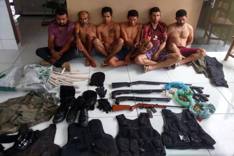 Uma ação integrada de policiais civis e militares evitou o assalto a uma agência bancária em São Félix do Xingu, município do sul do Pará. Seis homens foram presos em flagrante nesta quinta-feira (15), em uma casa na sede municipal, portando armamento, munição, coletes, máscaras e cerca de 30 quilos de dinamite. A operação policial começou por volta de 09 horas, após denúncia anônima recebida pela equipe de plantão da Delegacia de São Félix, sobre a presença de um grupo de criminosos na cidade, escondido em uma residência no Bairro Cai N'Água, que estaria planejando assaltar uma agência bancária.
FOTO: ASCOM / PCPA
DATA: 16.02.2018
SÃO FÉLIX DO XINGU - PARÁ <div class='credito_fotos'>Foto: ASCOM / PCPA | <a href='/midias/2018/originais/8b95b284-6008-4920-b357-1d25eb558aa3.jpg' download><i class='fa-solid fa-download'></i> Download</a></div>