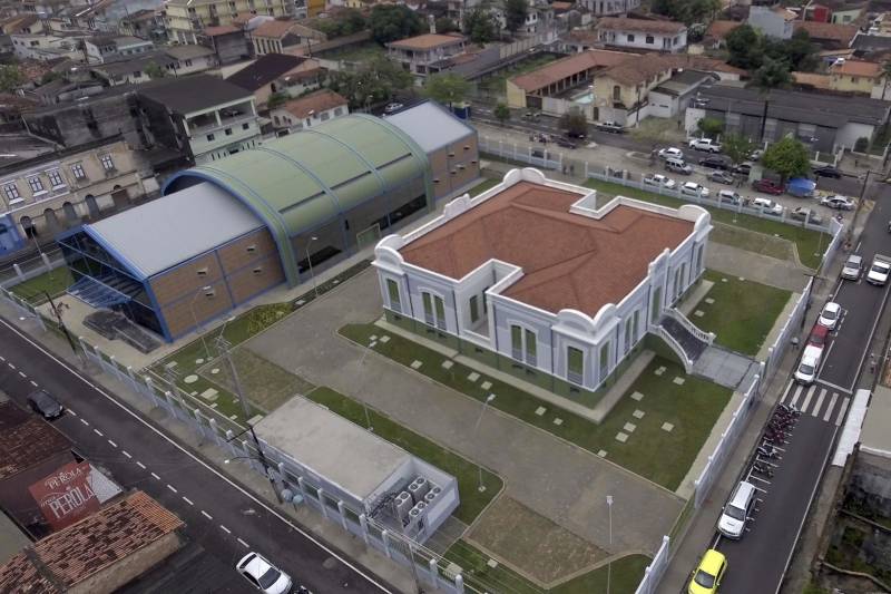 A inauguração do Liceu de Música de Bragança, neste dia 15, pode ser entendida como acontecimento de rotina de governo, mas a entrega das instalações, que ocupam um prédio da primeira metade do século passado, e um teatro contemporâneo, tem um significado para além dos acontecimentos de agenda da administração pública.

FOTO: DIVULGAÇÃO
DATA: 14.12.2018
BRAGANÇA - PARÁ <div class='credito_fotos'>Foto: Divulgação   |   <a href='/midias/2018/originais/8b96373d-1c26-4a9e-ba82-eca92e73f5ed.jpg' download><i class='fa-solid fa-download'></i> Download</a></div>