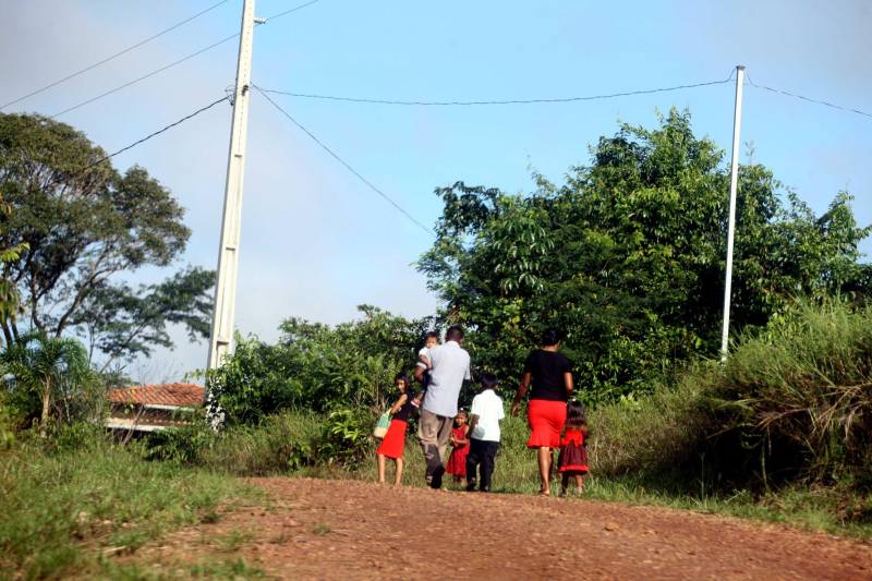 “Ter a posse da terra é a certeza de que nunca iremos perder o nosso direito, que nossos filhos e nossos netos poderão dar continuidade a nossa história em segurança. Foram anos de luta até chegar esse dia, agraciados com a assinatura do nosso título de terra. Só temos a agradecer a todos que fizeram parte disso e a cada um que lutou junto para que hoje isso se tornasse realidade”. A fala emocionada foi de seu Mário Araújo Silva, presidente da Associação Remanescente de Quilombo Espírito Santo, localizada no município do Acará, no nordeste do Estado. Ele assinou, neste sábado (24), junto com o governador Simão Jatene, o título que dá a posse da terra a comunidade. A fala do presidente traduz o sentimento das dezenas de famílias que moram no local, que agora tem a posse legítima do local onde seus antepassados viveram. “Sou filho de mãe negra. Nasci aqui como minha vó, bisavó, que fazem parte da história dessa comunidade que já existe a mais de 300 anos.
FOTO: SIDNEY OLIVEIRA / AG. PARÁ
DATA: 24.03.2018
ACARÁ - PARÁ <div class='credito_fotos'>Foto: Sidney Oliveira/Ag. Pará | <a href='/midias/2018/originais/8b9ab006-5379-47e9-b649-4f7eb2e4ca8c.jpg' download><i class='fa-solid fa-download'></i> Download</a></div>