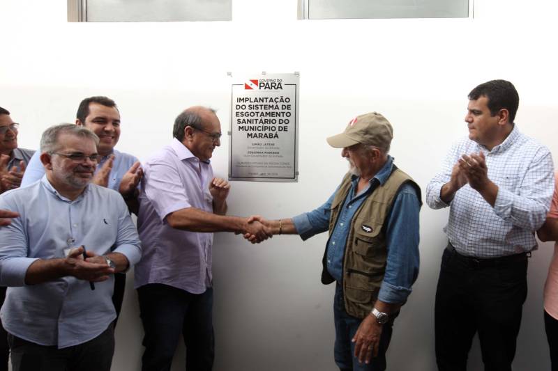 Nesta sexta-feira (06), um dia após completar 105 anos de emancipação, Marabá, município de forte vocação mineral e agrícola que o faz principal centro socioeconômico do sudeste paraense, recebeu importantes obras e serviços do Governo do Estado. Em destaque, investimentos na área da saúde, educação, saneamento básico e segurança. As cerimônias contaram com a presença do governador Simão Jatene, parlamentares, prefeitos da região, entre outras autoridades. A agenda de governo teve início com a entrega da Estação de Tratamento de Esgoto Sanitário (FOTO), um moderno sistema de saneamento básico com capacidade para atender de 86 mil habitantes. A primeira etapa da ETE representa um investimento de mais de R$ 117 milhões, parte com recursos do Programa de Aceleração do Crescimento (PAC), através de empréstimo junto ao FGTS no valor de R$ 78,20 milhões, e mais R$ 38,97 milhões do Tesouro do Estado.
FOTO: SIDNEY OLIVEIRA / AG. PARÁ
DATA: 06.04.2018
MARABÁ - PARÁ <div class='credito_fotos'>Foto: Agência Pará | <a href='/midias/2018/originais/8b9c780d-6e67-453b-a1e8-0e0ab6c37495.jpg' download><i class='fa-solid fa-download'></i> Download</a></div>