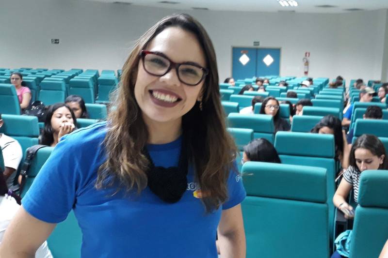 "Esta é uma oportunidade muito importante em assimilar dicas e reforçar o que estamos aprendendo em sala de aula com a equipe de professores", disse o estudante Roni Viana, de 16 anos, aspirante a uma vaga do curso de Educação Física e aluno do 3º ano do Ensino Médio da Escola Estadual Onésima Pereira de Barros, que vai prestar pela primeira vez o Exame Nacional do Ensino Médio (Enem). Assim como Roni, muitos estudantes - ao todo 738 inscritos - deixaram seus afazeres neste sábado (18) e foram até o auditório do Campus Tapajós da Universidade Federal do Oeste do Pará (UFOPA) participar e se preparar ainda mais, por meio dos aulões do Pro Paz Enem, projeto idealizado pelo Governo do Estado do Pará, através da Fundação Pro Paz, e que conta com o apoio do Centro de Governo do Baixo Amazonas. As aulas do Pro Paz Enem são preparadas de acordo com os assuntos exigidos pelo Exame, segundo as áreas de referência, classificadas pelo MEC como Matrizes de Referência: Ciências Humanas e suas Tecnologias; Ciências da Natureza e suas Tecnologias (Física, Química e Biologia); Matemática e suas Tecnologias e Linguagens, Códigos e suas Tecnologias. Na foto, a professora de Língua Portuguesa do Pro Paz, Lia Carvalho da Silva.
FOTO: SAMUEL ALVARENGA / SECOM
DATA: 19.05.2018
SANTARÉM - PARÁ <div class='credito_fotos'>Foto: Samuel Alvarenga / Secom | <a href='/midias/2018/originais/8ba0a6d6-1089-4302-b460-10645d4231e2.jpg' download><i class='fa-solid fa-download'></i> Download</a></div>