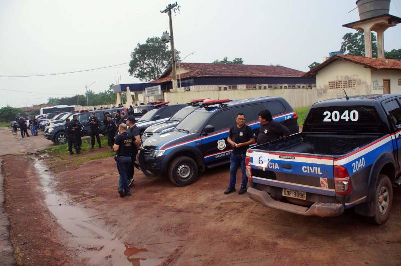 Um trabalho conjunto das Polícias Civil e Militar prendeu 31 pessoas, nesta quarta-feira, 28, durante a Operação Rio das Cobras, que cumpriu mandados judiciais nos municípios de Belém, Santa Izabel do Pará, Moju e Abaetetuba. Os envolvidos são acusados de crimes, como tráfico de drogas, roubos e homicídios. A operação contou com 200 policiais divididos em 45 equipes e com apoio de 50 viaturas. Sob coordenação do delegado-geral da Polícia Civil, Rilmar Firmino, a ação policial teve 35 alvos nos quatro municípios, a maior em Moju (base da operação), no nordeste paraense. O nome da operação é uma referência ao significado da palavra Moju na língua indígena Tupi.
FOTO: ASCOM / POLÍCIA CIVIL
DATA: 28.02.2018
MOJU - PARÁ <div class='credito_fotos'>Foto: Ascom / Polícia Civil | <a href='/midias/2018/originais/8ba52676-f013-4ef1-8772-ff6ef62b1e23.jpg' download><i class='fa-solid fa-download'></i> Download</a></div>