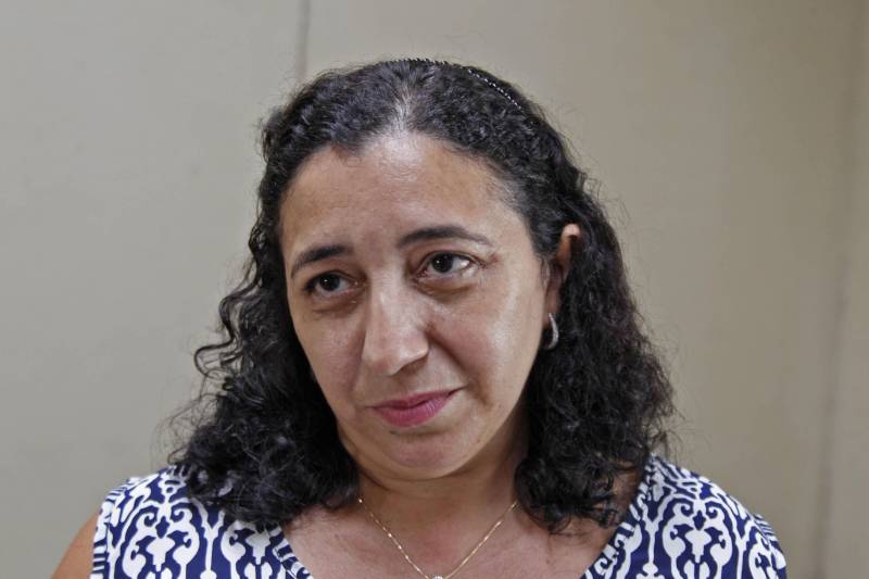 “A ressocialização é o principal caminho para retirar as pessoas privadas de liberdade de uma vida violenta, e trazê-las de volta ao convívio da sociedade com um novo propósito. Esse é um processo diário que precisa ser feito dentro das penitenciárias de todo o Brasil”, enfatizou Dom Antônio Assis Ribeiro, bispo auxiliar da Arquidiocese de Belém, que nesta quinta-feira (29) foi ao Centro de Recuperação Feminino (CRF), em Ananindeua (Região Metropolitana de Belém), conhecer as instalações e se reunir com a diretora da unidade, Carmem Botelho, para definir as ações de saúde que serão oferecidas às detentas nos próximos meses. Dom Antônio também conversou com as internas sobre o trabalho desenvolvido pela Pastoral Carcerária. A visita do religioso faz parte da Campanha da Fraternidade deste ano, que traz como tema “Fraternidade e superação da violência”, tendo como objetivo geral a construção da fraternidade, por meio da promoção da cultura da paz, da reconciliação e da justiça, à luz da palavra de Deus, como caminho de superação da violência. Na foto, o dentista Ana Lúcia das Dores.
FOTO: AKIRA ONUMA / ASCOM SUSIPE
DATA: 29.03.2018
ANANINDEUA - PARÁ <div class='credito_fotos'>Foto: Akira Onuma / Ascom Susipe | <a href='/midias/2018/originais/8baf2a4f-94d9-43d5-bf71-83b21c2455bf.jpg' download><i class='fa-solid fa-download'></i> Download</a></div>