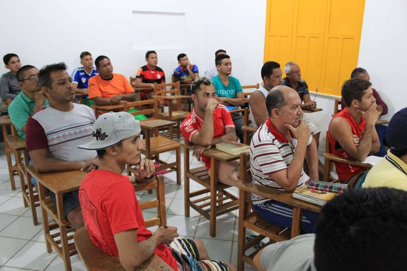 O interno Sandro Manuel, de 48 anos, vai prestar pela primeira vez vestibular para o Exame Nacional do Ensino Médio (Enem) para Pessoas Privadas de Liberdade (PPL). Foi dentro do Centro de Recuperação Agrícola Silvio Hall de Moura (CRASHM) que ele completou o ensino fundamental e agora finaliza o ensino médio. Para se preparar para a prova, o detento participou do “aulão” intensivo promovido na manhã desta quinta-feira (6), pela Fundação Pro Paz em parceria com a Secretaria de Educação do Pará (Seduc) e a Superintendência do Sistema Penitenciário do Estado do Pará (Susipe).

FOTO: VELOSO JÚNIOR / ASCOM SUSIPE
DATA: 07.12.2018
SANTARÉM - PARÁ <div class='credito_fotos'>Foto: Veloso Junior / Ascom Susipe   |   <a href='/midias/2018/originais/8bb1385f-8a06-4238-9840-6999d926c47c.jpg' download><i class='fa-solid fa-download'></i> Download</a></div>