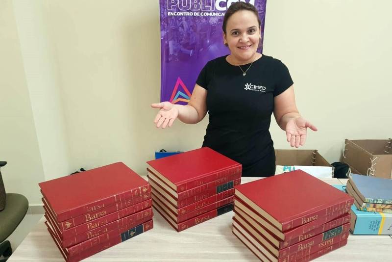 “Receber o Publicom foi um presente”. Foi assim que a jornalista Elizabeth Ribeiro, que trabalha em uma empresa de publicidade em Marabá definiu o Encontro de Comunicação do Pará. “Nós, comunicadores, quando queremos buscar qualificação, sempre temos que sair de Marabá. O nosso mercado na oferta de cursos e palestras ainda é muito carente, por isso esse momento foi de um aprendizado tamanho”, destacou. O Publicom em Marabá, que teve mais de 300 inscrições, chegou ao fim nesta sexta-feira, 23, com um ciclo de palestras. A primeira “Novo Jornalismo e as Fakes News – A Credibilidade em Pauta” foi mediada pelo secretário de Comunicação do Estado, Daniel Nardin. O assunto foi debatido pela jornalista, apresentadora da TV Cultura do Pará e professora da Universidade da Amazônia, Renata Ferreira, pelo jornalista José Eduardo Ferreira do Vale, do Blog Zé Dudu de Parauapebas, e pelo jornalista especializado em Jornalismo Investigativo, Ulisses Pompeu. Na foto, a administradora de empresas Leomara Dea Scapin .
FOTO: KÉLIA SANTOS / ASCOM CRGSP
DATA: 23.03.2018
MARABÁ - PARÁ <div class='credito_fotos'>Foto: KÉLIA SANTOS / ASCOM CRGSP | <a href='/midias/2018/originais/8bb1f8fd-af9f-450c-ac5e-b40fb9d15dbf.jpg' download><i class='fa-solid fa-download'></i> Download</a></div>