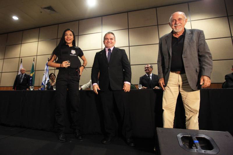 O Governo do Pará segue firme na política de prevenção e redução da criminalidade em todo o estado, com investimentos e o reforço de novos agentes que atuarão na segurança pública. Na tarde desta quinta-feira (22), os 474 aprovados em concurso público tomaram posse e receberam os equipamentos de trabalho. A cerimônia ocorreu no Hangar Convenções e Feiras da Amazônia, em Belém, e contou com a presença do governador Simão Jatene, entre outras autoridades.

FOTO: RODOLFO OLIVEIRA / AG. PARÁ
DATA: 22.03.2018
BELÉM - PARÁ <div class='credito_fotos'>Foto: Rodolfo Oliveira/Ag. Pará   |   <a href='/midias/2018/originais/8bc0c29b-910e-4dd5-a1a5-e0e737401858.jpg' download><i class='fa-solid fa-download'></i> Download</a></div>