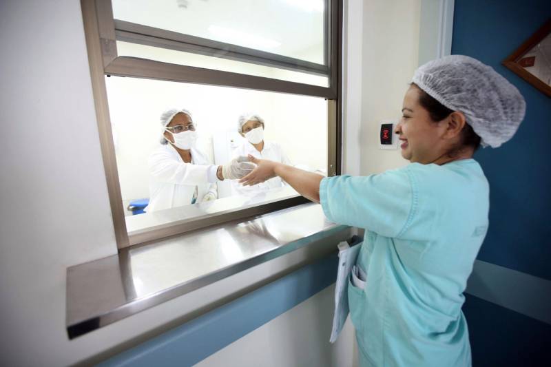 Em 2017, A Santa Casa recebeu a Acreditação Nível 1, para instituições que atendem aos critérios de segurança do paciente em todas as áreas de atividade, incluindo aspectos estruturais e assistenciais. A conquista do Certificado de Acreditação ONA 1 foi muito comemorada pelos 2.600 servidores da Santa Casa de Misericórdia do Pará. Uma onda de otimismo tomou conta do hospital e se expressava através risos, abraços e confraternizações. 

FOTO: ASCOM SANTA CASA
DATA: 18.12.2018
BELÉM - PARÁ <div class='credito_fotos'>Foto: ASCOM / SANTA CASA   |   <a href='/midias/2018/originais/8bd6d707-b390-4d23-9edb-200281a8bca9.jpg' download><i class='fa-solid fa-download'></i> Download</a></div>