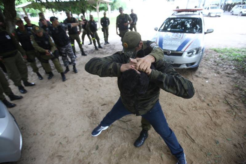 Em constante treinamento para melhor atender à população, a Polícia Militar do Pará (PMPA) promove o II Curso de Ações Preventivas Especializadas voltado para a Companhia Independente Especial de Polícia Assistencial (Ciepas). 25 policiais da Ciepas e mais 5 servidores de carreira da Fundação de Atendimento Sócio Educativo do Pará (Fasepa) participam do curso. Nele recebem instruções úteis de policiamento ostensivo e operacional, visando a eficácia e adequação do atendimento a grupos vulneráveis, com distinção à criança e adolescente em situação de risco e adolescentes em conflito com a lei, assim como mulheres atendidas pelo programa “Patrulha Maria da Penha”.
FOTO: MARCELO LELIS / AG. PARÁ
DATA: 02.05.2018
BELÉM - PARÁ <div class='credito_fotos'>Foto: Marcelo Lelis / Ag. Pará | <a href='/midias/2018/originais/8be55348-c3f8-4fbb-950c-ebc184766c0b.jpg' download><i class='fa-solid fa-download'></i> Download</a></div>