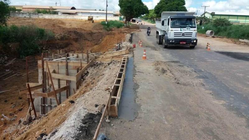 A Secretaria de Estado de Transportes (Setran) informa que os serviços de recuperação (foto) da Rodovia PA-256, no acesso ao município de Paragominas, estão em fase de conclusão. No início do mês, em decorrência das fortes chuvas na região, um trecho da rodovia foi afetado pela erosão. De acordo com informações do Chefe do 7º Núcleo, Wallace Gaspar, foi realizada a recomposição do terreno em declive (talude) e do acostamento da via. “Para evitar nova erosão do talude, foi construída uma caixa de concreto armado para vencer um desnível de 5 metros, que receberá a água da chuva. Isso vai evitar que a pista seja invadida por ela. Também foi construída uma linha dupla de bueiros com 1 metro de diâmetro, cada”, informou.

FOTO: ASCOM / SETRAN
DATA: 18.12.2018
PARAGONINAS - PARÁ <div class='credito_fotos'>Foto: ASCOM SETRAN   |   <a href='/midias/2018/originais/8be55f77-2983-4dd5-a805-3c57bcf6c8aa.jpg' download><i class='fa-solid fa-download'></i> Download</a></div>