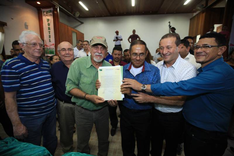 O produtor rural Nilson Corrêa da Silva, 23 anos, mora na comunidade Santo Ezequiel Moreno e produz alimentos em 700 hectares de terra na agrovila Acutipereira, no município de Portel, no arquipélago do Marajó. Mesmo morando e produzindo alimentos na comunidade, ele não possuía título de propriedade de terra. Para beneficiar produtores como Nilson, o governador Simão Jatene entregou, na manhã desta sexta-feira (23), títulos coletivos que beneficiaram mais de mil famílias. Os títulos também beneficiaram comunidades remanescentes de quilombos e povos tradicionais do município marajoara. O Pará foi o Estado que mais titulou áreas em prol dos remanescentes de quilombos no Brasil. Das 170 comunidades tituladas no país, 62 estão no Pará, sendo que destas 53 foram tituladas pelo Instituto de Terras do Pará (Iterpa).

FOTO: MÁCIO FERREIRA / AG. PARÁ
DATA: 23.03.2018
PORTEL - PARÁ <div class='credito_fotos'>Foto: MÁCIO FERREIRA/ AG. PARÁ   |   <a href='/midias/2018/originais/8be5d46b-9282-4f70-8133-fcd876d34b30.jpg' download><i class='fa-solid fa-download'></i> Download</a></div>