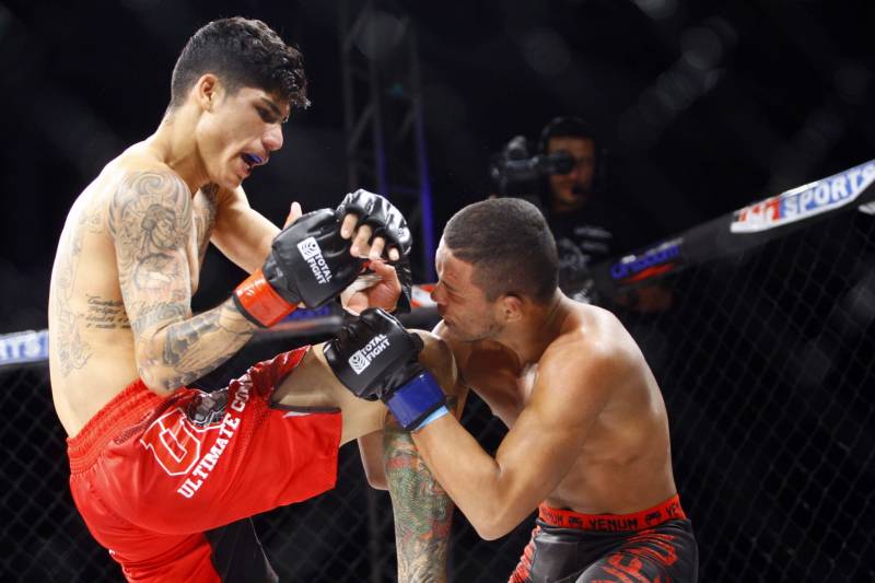 O mundo do MMA conheceu neste sábado os novos guerreiros paraenses. Dos 34 lutadores que entraram no octógono do Jungle Fight 93, 31 representaram o estado. Destaque para Ivanildo Monstrinho e Francisco Figueiredo, que conquistaram os cinturões interinos das categorias 57kg e 61kg, respectivamente, diante do público que lotou o Centro de Convenções da Amazônia – Hangar, com apoio da Secretaria de Estado de Esporte e Lazer.
FOTO: THIAGO GOMES / AG. PARÁ
DATA: 28.04.2018
BELÉM - PARÁ <div class='credito_fotos'>Foto: Thiago Gomes /Ag. Pará | <a href='/midias/2018/originais/8be6e299-ff1e-43ca-94a7-383319ee574c.jpg' download><i class='fa-solid fa-download'></i> Download</a></div>
