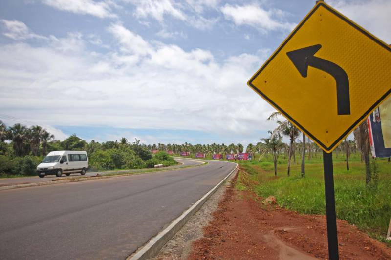 O motorista Ademir Silva, 53 anos, é condutor de ônibus no perímetro Salinópolis/Atalaia, no nordeste do estado. Ele comenta que sempre testemunhou os congestionamentos “quilométricos” que se formam nos períodos de férias na rodovia PA-444 (Estrada do Atalaia), que liga o município a sua mais frequentada praia. Agora, Ademir comemora o trabalho de duplicação da rodovia, que alcançou 80% das obras de drenagem. O prazo máximo para a conclusão das obras de restauração e duplicação da PA-444, que ligam a PA-124 e a sede do município a Praia do Atalaia, é o mês de janeiro de 2019. O custo do investimento é de R$ 17.897.41,08. “Sem dúvida vai melhorar em 70% o trânsito, já que andar por aqui, nos feriados, é uma briga constante”, comenta. Além da duplicação da rodovia, o projeto prevê a criação de um canteiro central, ciclovia iluminada nos dois sentidos da pista e diversas travessias para pedestres com semáforos temporizados, trazendo beleza, conforto e segurança à população em geral.
FOTO: IGOR BRANDÃO / AG. PARÁ
DATA: 19.04.2018
SALINÓPOLIS - PARÁ <div class='credito_fotos'>Foto: IGOR BRANDÃO / AG. PARÁ | <a href='/midias/2018/originais/8bea0811-f609-4bc1-a84b-c73b99b88e17.jpg' download><i class='fa-solid fa-download'></i> Download</a></div>