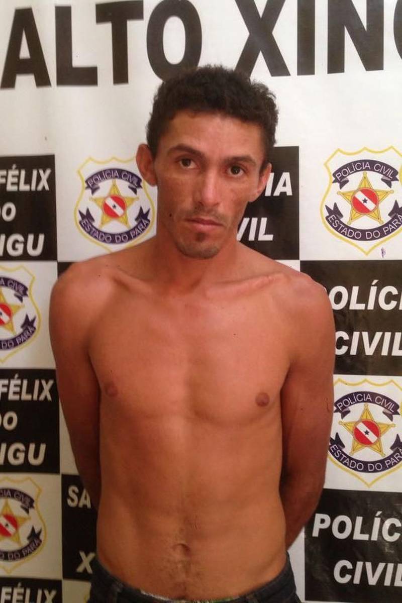 Uma ação integrada de policiais civis e militares evitou o assalto a uma agência bancária em São Félix do Xingu, município do sul do Pará. Seis homens foram presos em flagrante nesta quinta-feira (15), em uma casa na sede municipal, portando armamento, munição, coletes, máscaras e cerca de 30 quilos de dinamite. A operação policial começou por volta de 09 horas, após denúncia anônima recebida pela equipe de plantão da Delegacia de São Félix, sobre a presença de um grupo de criminosos na cidade, escondido em uma residência no Bairro Cai N'Água, que estaria planejando assaltar uma agência bancária. Na foto, Gildival da Silva Alves.
FOTO: ASCOM / PCPA
DATA: 16.02.2018
SÃO FÉLIX DO XINGU - PARÁ <div class='credito_fotos'>Foto: ASCOM / PCPA | <a href='/midias/2018/originais/8bec5a34-d236-413b-a242-84cd9e21da09.jpg' download><i class='fa-solid fa-download'></i> Download</a></div>