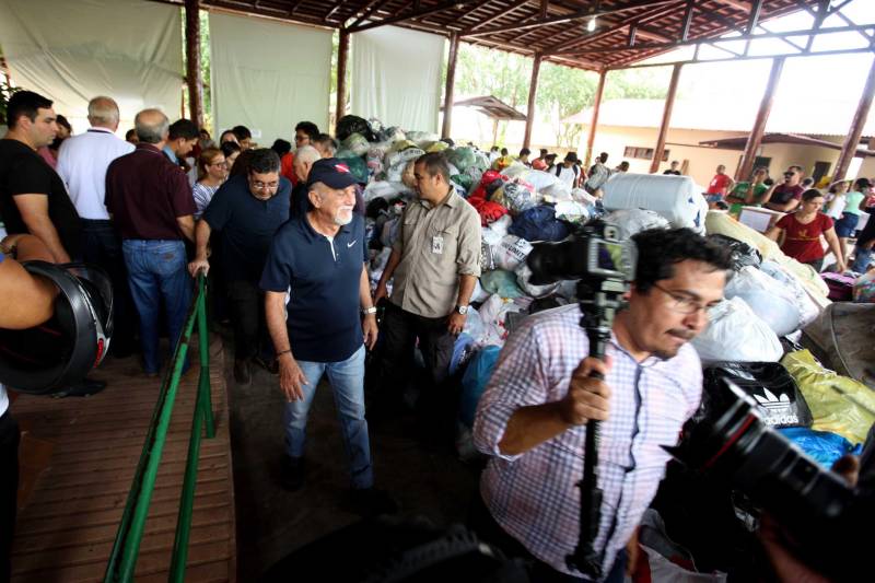 O Governador do Pará, Simão Jatene (foto), esteve durante esta sexta-feira (13) no município de Paragominas. Além de visitar as áreas afetadas pela enxurrada que ocorreu na madrugada da quinta-feira (12), ele conversou com moradores atingidos, reuniu com autoridades municipais, secretários de estado, com o Corpo de Bombeiros e a Defesa Civil para traçar as metas e ações a serem cumpridas para restabelecer a normalidade na cidade. A forte enxurrada, que durou toda a madrugada, alagou cerca de 40% da cidade e atingiu 350 famílias. Até o momento, 13 locais foram adequados para funcionar como abrigo, entre escolas, associações, ginásios, entre outros, para receber desabrigados e desalojados.

FOTO: SIDNEY OLIVEIRA / AG. PARÁ
DATA: 13.04.2018
PARAGOMINAS - PARÁ <div class='credito_fotos'>Foto: Sidney Oliveira/Ag. Pará   |   <a href='/midias/2018/originais/8bf046f5-3e1d-4e0b-9305-c9bef322fb63.jpg' download><i class='fa-solid fa-download'></i> Download</a></div>