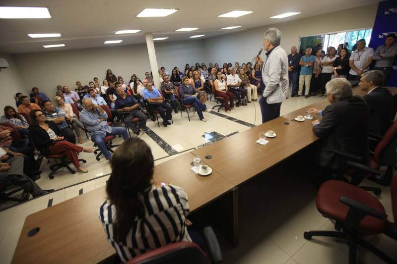 Dezenas de funcionários participaram da posse do novo Chefe da Casa Civil da Governadoria na manhã desta quarta-feira (16), no auditório da sede da Casa, em Belém. Adenauer Marinho de Oliveira Góes deixa a vaga de Secretário de Estado de Turismo e assume o cargo que era ocupado por José Megale Filho (foto). A Decisão foi publicada no Diário Oficial do Estado (DOE) da última terça (15). José Megale, agora no cargo de diretor de Núcleo da Casa Civil, agradeceu pelos três anos que esteve à frente do órgão e destacou o significativo currículo do novo chefe. “Gostaria de agradecer a oportunidade, a parceria, e acima de tudo por estarmos aqui. É sempre bom aceitar novos desafios, e o momento que vivi aqui foi extraordinário, pois não conheço outra equipe com o nível de comprometimento tão grande quanto esta equipe da Casa Civil. O que trouxe o Adenauer aqui foi a sua experiência, além do seu comprometimento. Tenho certeza que o governador foi muito feliz em decidir pela sua nomeação”, disse o ex-chefe da Casa Civil.
FOTO: RODOLFO OLIVEIRA / AG. PARÁ
DATA: 16.05.2018
BELÉM - PARÁ <div class='credito_fotos'>Foto: Rodolfo Oliveira/Ag. Pará | <a href='/midias/2018/originais/8bf8a498-8d84-4b62-9c1e-8b1ed7588c8c.jpg' download><i class='fa-solid fa-download'></i> Download</a></div>