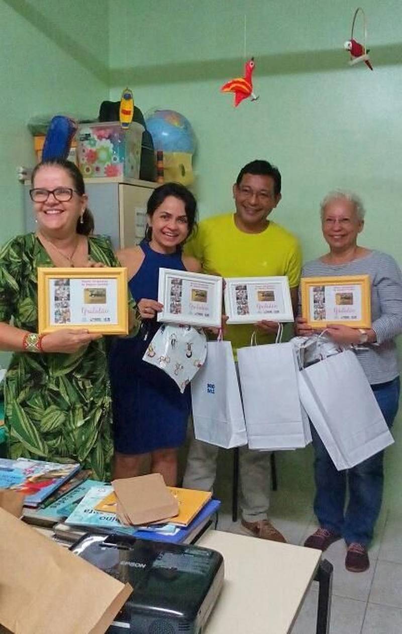 Pacientes vítimas de escalpelamento e que ficam hospedadas no Espaço Acolher, da Fundação da Santa Casa de Misericórdia do Pará, participaram, na quarta-feira, 13, do encerramento do projeto Didático “Traçando Saberes em Poema de Miriti” (foto). A atividade teve como base o livro Poemas de Miriti, de Edithe Pereira e Luiz Carlos França e compôs a doação de livros realizada ao Espaço pelo projeto Livro Solidário, coordenado pela Imprensa Oficial do Estado. A obra foi amplamente trabalhada entre as meninas que passam por tratamento. Elas extraíram referências dos poemas para sua realidade e trocaram experiências entre si. O resultado foi o enriquecimento mútuo de histórias de vida, além da montagem de uma maquete simulando a área ribeirinha de origem dessas meninas.
FOTO: ASCOM / IOE
DATA: 14.06.2018
BELÉM - PARÁ <div class='credito_fotos'>Foto: ASCOM IOE | <a href='/midias/2018/originais/8bfb8452-9817-4eab-b394-550d3b53e75c.jpg' download><i class='fa-solid fa-download'></i> Download</a></div>