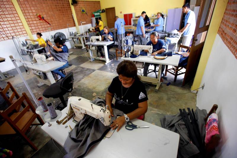 O ano passado foi marcado por uma crise econômica que afetou a empregabilidade e o número de postos de trabalhos criados em todo o país. No entanto, a indústria paraense fechou 2017 com saldos positivos em geração de emprego neste setor da economia. Dados divulgados nesta quinta-feira (11), pelo Departamento Interestadual de Estatísticas e Estudos Socioeconômicos no Pará (Dieese-PA), por meio de pesquisa realizada com números oficiais do Cadastro Geral de Empregados e Desempregados do Ministério do Trabalho, apontam geração de 1.276 postos de trabalho no setor durante 11 meses de 2017. Entre os estados da região Norte, o Pará foi o segundo que mais gerou empregos na indústria (foto), na frente de Amazonas, Amapá, Roraima, Tocantins e Acre. No Amazonas, foram 28.326 admitidos contra 27.964 desligados, saldo positivo de 362 vagas de emprego. Já os demais estados registraram números ainda menores de contratações. No Acre, foram 199, no Amapá 129, em Roraima 81 e no Tocantins 60 novos postos de trabalho.
FOTO: RODOLFO OLIVEIRA / ARQUIVO AG. PARÁ
DATA: 27.04.2016
<div class='credito_fotos'>Foto: Rodolfo Oliveira/Ag. Pará | <a href='/midias/2018/originais/8bfbf3b5-d8f4-4764-a675-5f8ddc5dbe08.jpg' download><i class='fa-solid fa-download'></i> Download</a></div>