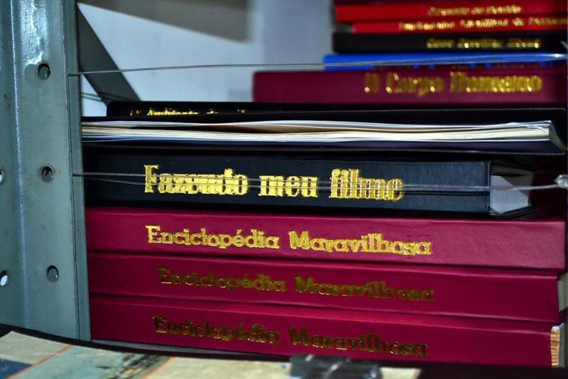 Estão abertas as inscrições para as oficinas (foto) de higienização e restauro de Acervo Bibliográfico do mês março, realizadas no Centur. Até dia 27 de fevereiro as inscrições podem ser feitas no site da Fundação Cultural do Pará (FCP). Todos os meses a Biblioteca Arthur Vianna disponibiliza essas oficinas para que acadêmicos e o público em geral possam aprender a conservar, higienizar e restaurar obras literárias.
FOTO: LUCAS MOTA / ASCOM FCP
DATA: 20.02.2018
BELÉM - PARÁ <div class='credito_fotos'>Foto: LUCAS MOTA / ASCOM FCP | <a href='/midias/2018/originais/8bfec645-52ee-487c-a613-bc17fe8fc846.jpg' download><i class='fa-solid fa-download'></i> Download</a></div>