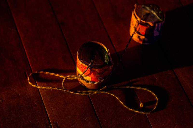 João*, de 17 anos, é natural de Bragança, nordeste do Pará. Há sete meses cumpre medida socioeducativa em uma unidade de internação do Estado após cometer um ato infracional no município onde reside. Mas na manhã desta terça-feira (5), em Belém, pôde vivenciar uma experiência inédita: participou de um espetáculo de teatro (foto) diante de dezenas de pessoas que se reuniram no Teatro Margarida Schivasappa, ao lado de outros 30 adolescentes e jovens privados de liberdade. Uma iniciativa pioneira no país que busca promover a ressocialização por meio da arte, fruto das atividades e oficinas pedagógicas realizadas dentro de espaços gerenciados pela Fundação de Atendimento Socioeducativo do Pará (Fasepa). “Eu nunca tinha vindo em um teatro e isso ficará marcado em mim”, disse o socioeducando. Tímido, ele revelou a vontade de deixar para trás os erros cometidos e seguir um futuro completamente novo, com os primeiros passos sendo dados hoje. “Isso despertou algo dentro de mim, pensar na minha vida e em sair do mundo das drogas. Quem sabe me tornar um ator?” divagou.

FOTO: FERNANDO SETTE / ASCOM IOE
DATA: 05.06.2018
BELÉM - PARÁ <div class='credito_fotos'>Foto: FERNANDO SETTE CÂMARA / ASCOM IOE   |   <a href='/midias/2018/originais/8c003dcd-7a3e-45c1-aa38-4a3b46c0e0a9.jpg' download><i class='fa-solid fa-download'></i> Download</a></div>