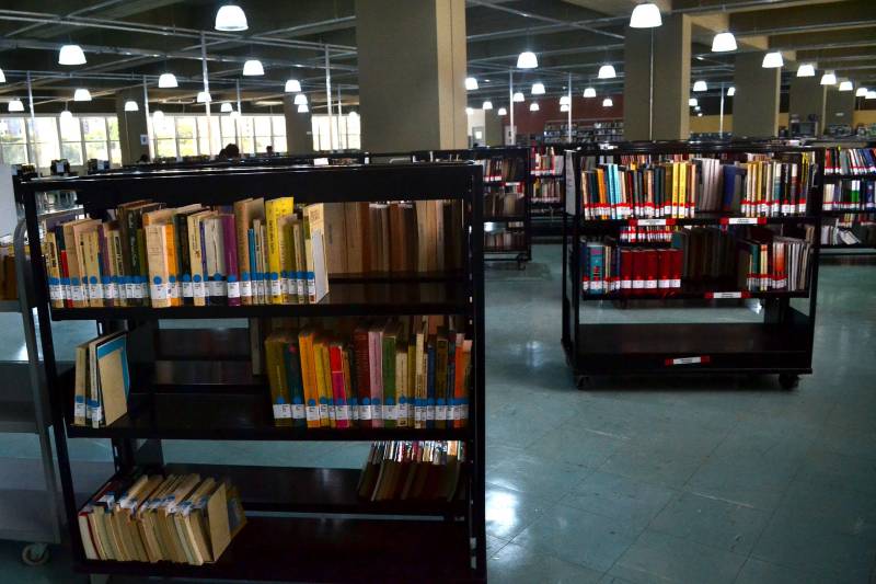 A Biblioteca Pública Arthur Vianna, da Fundação Cultural do Pará (FCP), comemora neste domingo, dia 25 de março, 147 anos de serviços prestados à população de Belém. São anos de dedicação dos funcionários que fazem parte do dia a dia deste espaço rico em informação e leitura, assim como o reconhecimento e valorização por parte dos usuários.
FOTO: AGILSON LOBATO / ASCOM FCP
DATA: 23.03.2018
BELÉM - PARÁ <div class='credito_fotos'>Foto: AGILSON LOBATO / ASCOM FCP | <a href='/midias/2018/originais/8c090447-1952-4952-9de2-c4286ecb67be.jpg' download><i class='fa-solid fa-download'></i> Download</a></div>