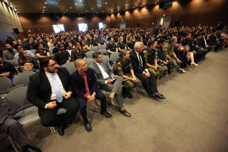 O Governo do Pará segue firme na política de prevenção e redução da criminalidade em todo o estado, com investimentos e o reforço de novos agentes que atuarão na segurança pública. Na tarde desta quinta-feira (22), os 474 aprovados em concurso público tomaram posse e receberam os equipamentos de trabalho. A cerimônia ocorreu no Hangar Convenções e Feiras da Amazônia, em Belém, e contou com a presença do governador Simão Jatene, entre outras autoridades.

FOTO: RODOLFO OLIVEIRA / AG. PARÁ
DATA: 22.03.2018
BELÉM - PARÁ <div class='credito_fotos'>Foto: Rodolfo Oliveira/Ag. Pará   |   <a href='/midias/2018/originais/8c0f3362-a04b-4f23-b1f8-1b84f54afbb8.jpg' download><i class='fa-solid fa-download'></i> Download</a></div>