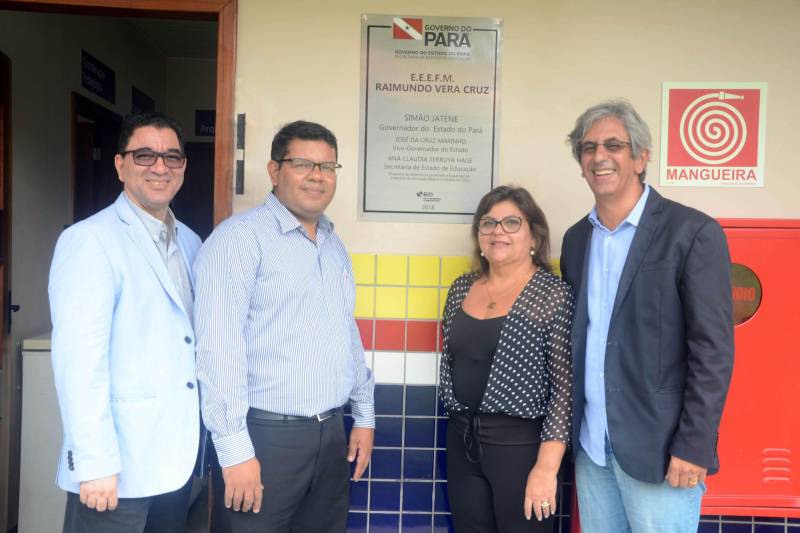 A Escola de Ensino Fundamental e Médio Raimundo Vera Cruz, localizada às margens da BR-316, no município de Ananindeua (Região Metropolitana de Belém), recebeu nesta quarta-feira (19) alunos, coordenadores, professores e toda a equipe responsável pela obra de reforma, e agora integra o grupo de mais 11 estabelecimentos de ensino entregues somente em dezembro no Pará. O prédio tem vários anexos, e todos passaram por total reestruturação. Com 12 salas de aula, a escola dispõe ainda de laboratório de informática e laboratório multidisciplinar, além de sala de atendimento especializado, auditório, quadra poliesportiva e um amplo e climatizado refeitório. Tudo dentro dos padrões de acessibilidade.

FOTO: RAI PONTES / ASCOM SEDUC
DATA: 19.12.2018
ANANINDEUA - PARÁ <div class='credito_fotos'>Foto: Rai Pontes/Ascom Seduc   |   <a href='/midias/2018/originais/8c11d157-6560-4fd3-8ec3-c10ab6f92665.jpg' download><i class='fa-solid fa-download'></i> Download</a></div>
