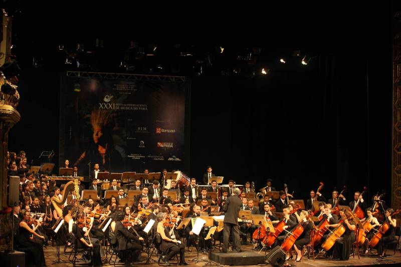 O primeiro dia de apresentações para o público do XXXI Festival Internacional de Música do Pará (Fimupa) encerrou de forma triunfal e da maneira que melhor traduz o festival: com a apresentação da Orquestra Acadêmica desta edição, formada por musicistas paraenses, instrumentistas de diversos países, acadêmicos do curso de graduação em música da Universidade Estadual do Pará e crianças, que iniciaram há pouco tempo os estudos de música no Instituto Estadual Carlos Gomes. Com a mistura do popular com o erudito, o compositor e maestro carioca Tim Rescala levou ao palco a suíte orquestral “Velho Chico”, trilha sonora da novela da Rede Globo, de sua autoria.
FOTO: MARCELO LELIS / AG. PARÁ
DATA: 03.05.2018
BELÉM - PARÁ <div class='credito_fotos'>Foto: Marcelo Lelis / Ag. Pará | <a href='/midias/2018/originais/8c1c006b-9772-409b-a56c-ef81026c97df.jpg' download><i class='fa-solid fa-download'></i> Download</a></div>