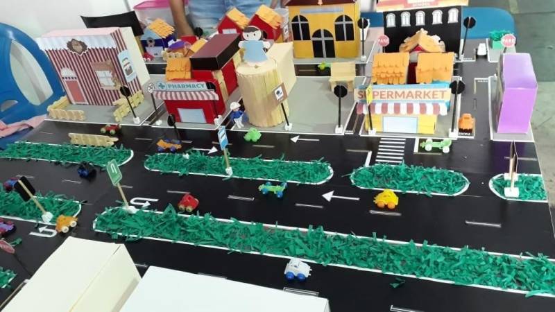 A Coordenadoria de Educação do Detran participa da IV Feira do Livro do município de Marituba (foto), na Região Metropolitana de Belém. O convite partiu da Diretoria Municipal de Trânsito (Diretran) em função da parceria mantida com a autarquia estadual em ações anteriores. Uma média de 200 estudantes foram abordados pela equipe composta por quatro servidores do departamento. A coordenadora do grupo,Leila Santos, explica que o foco do trabalho do Detran são os estudantes do município que estão marcando presença nos estandes de venda do Livro. “ Eles são muito receptivos. Escutam atentamente nossas orientações.  Fazem perguntas. Os adolescentes questionam com frequência sobre idade mínima para a retirada da habilitação. Explicamos que no Brasil, somente com 18 anos é permitido ao adolescente tirar a CNH”. 

FOTO: ASCOM / DETRAN
DATA: 08.12.2018
MARITUBA - PARÁ
 <div class='credito_fotos'>Foto: ASCOM DETRAN   |   <a href='/midias/2018/originais/8c2244a2-522e-464a-af50-d69c4a0ff339.jpg' download><i class='fa-solid fa-download'></i> Download</a></div>