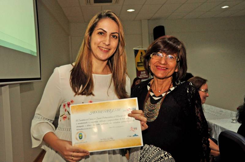 O Pará ocupa o sexto lugar no ranking brasileiro em incidência da tuberculose, segundo dados do Ministério da Saúde, ficando atrás do Amazonas, Rio de Janeiro, Pernambuco, Rio Grande do Sul e São Paulo. É, ainda, o segundo da região Norte em número de casos, que chegou a 3.332 novas confirmações, quantidade inferior aos 3.589 registrados em 2016. Entre as capitais brasileiras, Belém é a quinta com maior número de pacientes, chegando a 64 para cada 100 mil habitantes só em 2017, superada por Manaus, Rio de Janeiro, Recife e Porto Alegre. Essa realidade da tuberculose no Estado e no Brasil foi discutida durante o VIII Seminário Estadual Alusivo ao Dia Mundial de Luta contra a Tuberculose, realizado nesta sexta-feira, 23, e que teve como temática “Eliminar a tuberculose: compromisso de todos”. Na foto, programação do seminário incluiu, ainda, a premiação dos municípios que atingiram os indicadores do Programa de Controle da Tuberculose, como Jacundá, representado pela técnica Soraya Ribas (e).
FOTO: JOSÉ PANTOJA / ASCOM SESPA
DATA: 23.03.2018
BELÉM - PARÁ <div class='credito_fotos'>Foto: José Pantoja / Ascom Sespa | <a href='/midias/2018/originais/8c2bdcf5-b0bc-48fc-92e0-d9437cbcb88f.jpg' download><i class='fa-solid fa-download'></i> Download</a></div>