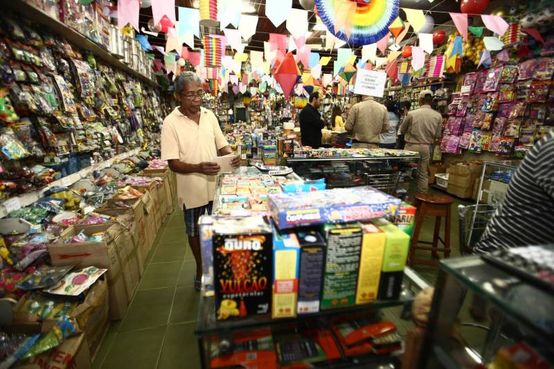 O Corpo de Bombeiros intensificou, a partir desta terça-feira, 7, as vistorias nos estabelecimentos que comercializam fogos de artifício no Centro de Belém. A fiscalização nessas lojas é feita durante todo o ano, assim como em outros locais, mas é reforçada no período das festas de São João. 

FOTO: CLÁUDIO SANTOS / AG. PARÁ
DATA: 07.06.2016
BELÉM - PARÁ
 <div class='credito_fotos'>Foto: CLÁUDIO SANTOS / ARQUIVO AG. PARÁ   |   <a href='/midias/2018/originais/8c2f037f-b0e0-4805-98c2-12db2e3de542.jpg' download><i class='fa-solid fa-download'></i> Download</a></div>